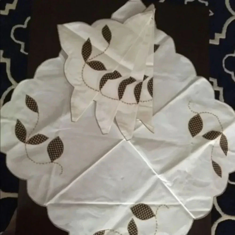 Vintage coffee table cover with 4 matching…